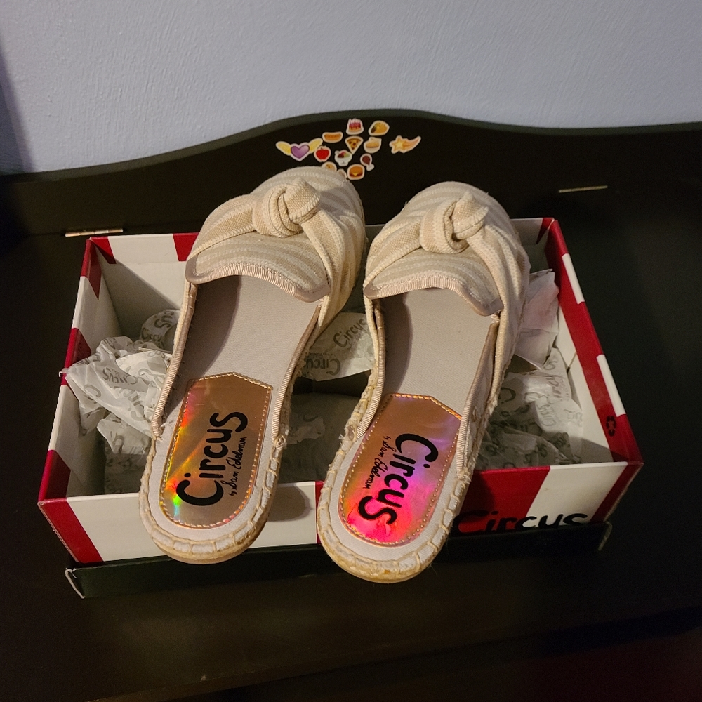 Footwear - Picture 2 of 4